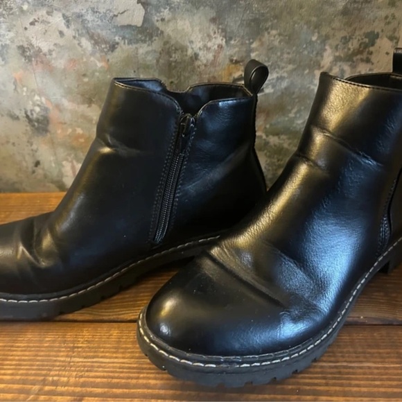 Elegant Black Leather Heeled Boots - Picture 2 of 6